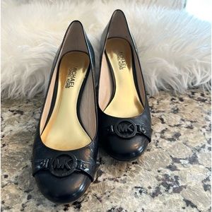 🖤☀️MICHAEL KORS, CLASSY BLACK LEATHER FLAT, SIZE 7.5, SIGNATURE LOGO ON FRONT!